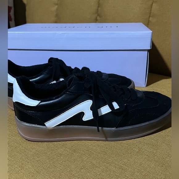 Madden Girl Black & White GIIA Low-Top Sneakers ~ Size 6.5 - Picture 2 of 4